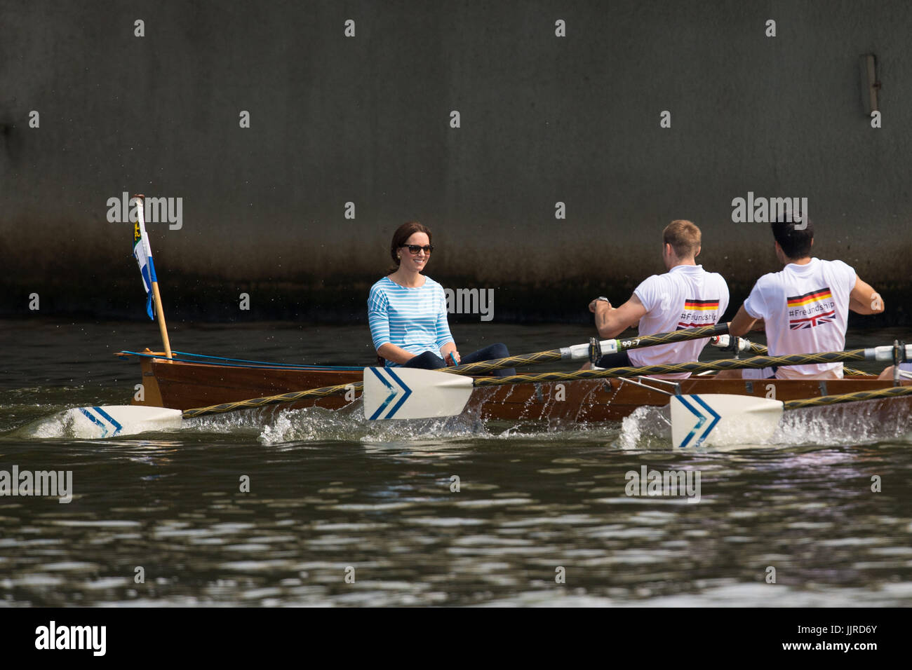La Duchessa di Cambridge prende parte in una gara di canottaggio tra squadre che rappresentano le città gemellate di Heidelberg e Cambridge in Heidelberg, Germania, il giorno tre di loro cinque giorni di tour della Polonia e della Germania. Foto Stock