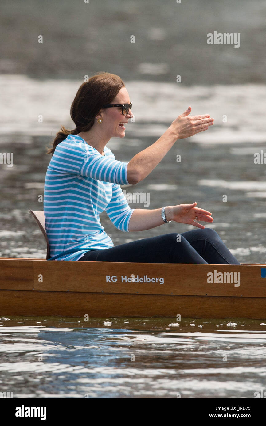 La Duchessa di Cambridge prende parte in una gara di canottaggio tra squadre che rappresentano le città gemellate di Heidelberg e Cambridge in Heidelberg, Germania, il giorno tre di loro cinque giorni di tour della Polonia e della Germania. Foto Stock