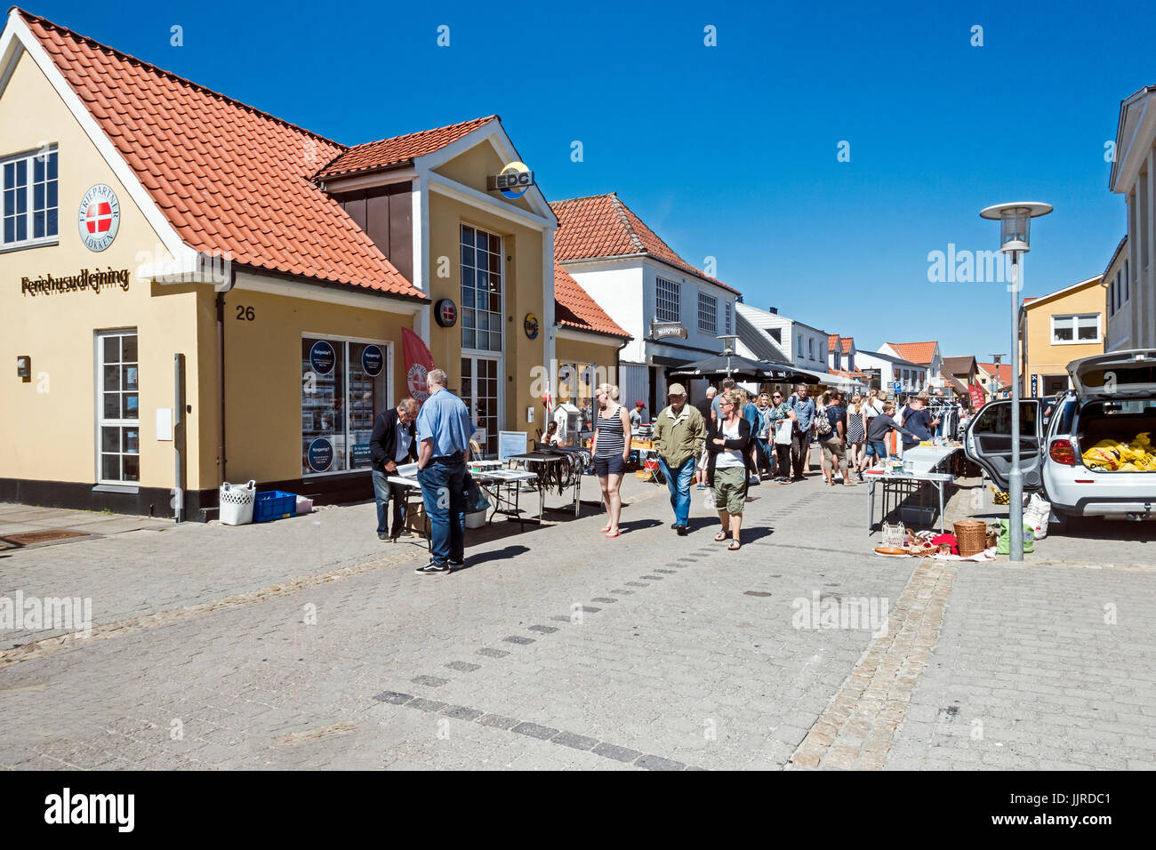 Mercato all'aperto in Søndergade Løkken dello Jutland in Danimarca con turisti Foto Stock