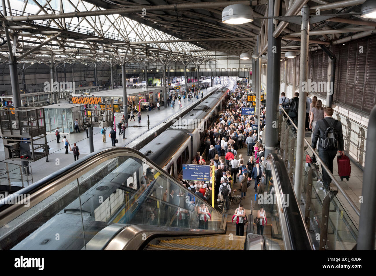 Sera ora di punta alla stazione di Leeds, West Yorkshire, Regno Unito Foto Stock