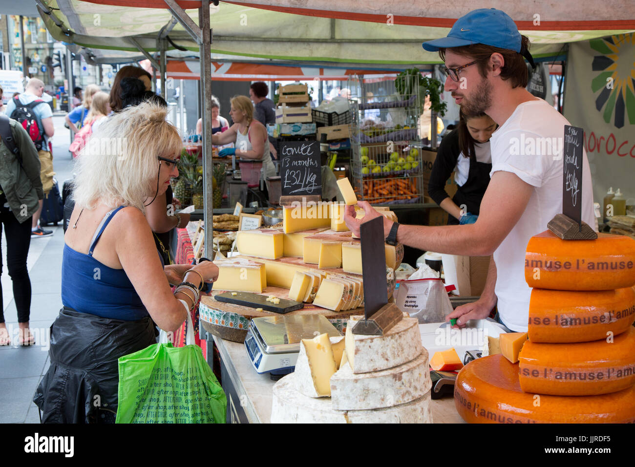 Venditore di formaggio in un vero mercato alimentare di King's Cross,  aperto ogni Wednesday-Friday Foto stock - Alamy