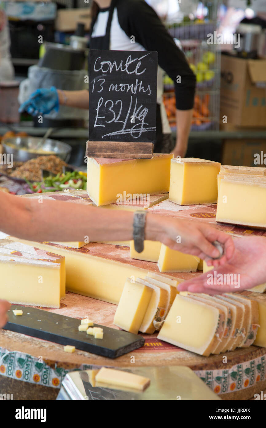 Venditore di formaggio in un vero mercato alimentare di King's Cross, aperto ogni Wednesday-Friday Foto Stock