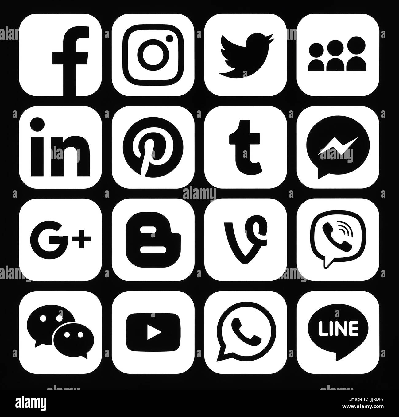 Kiev, Ucraina - 05 dicembre 2016: Raccolta di bianco popolare social media icone stampate su carta nera: Facebook, Twitter, Google Plus, Instagram, P Foto Stock