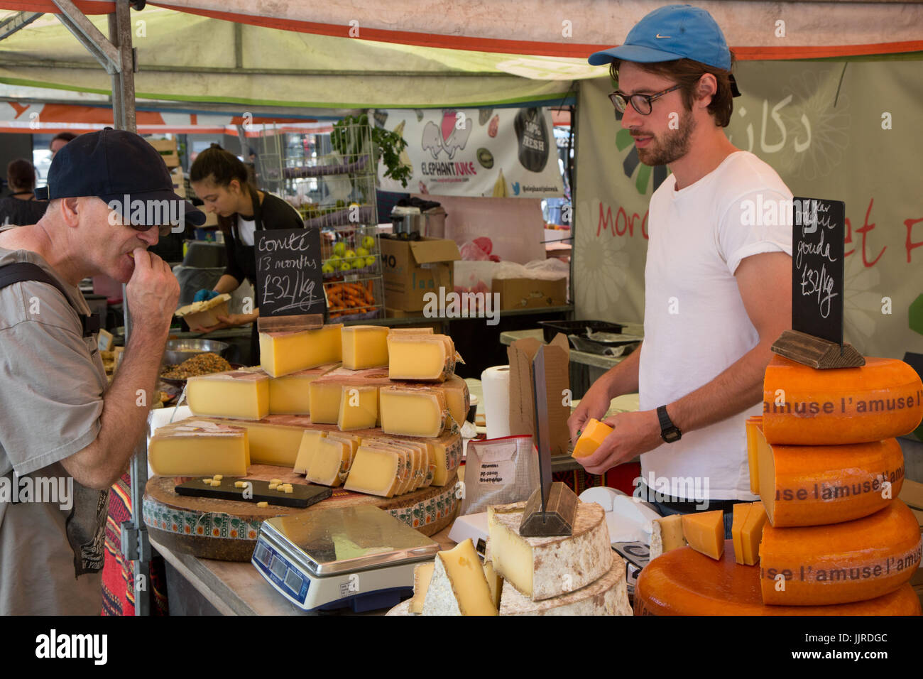 Venditore di formaggio in un vero mercato alimentare di King's Cross, aperto ogni Wednesday-Friday Foto Stock