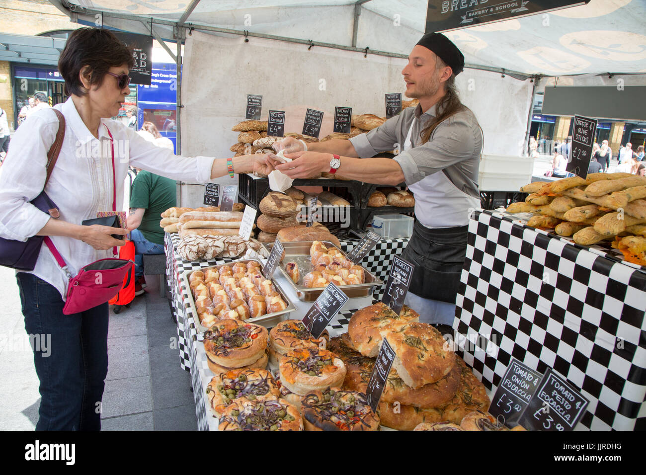 Commercianti di mercato al mercato reale dell'alimento della Croce del re Foto Stock