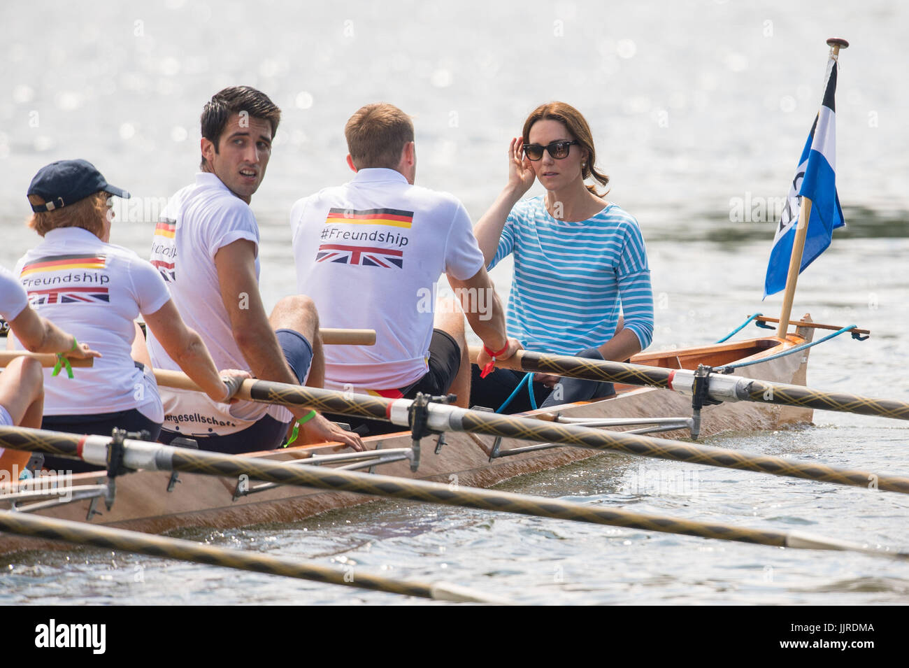 La Duchessa di Cambridge dopo aver preso parte ad una gara di canottaggio tra squadre che rappresentano le città gemellate di Heidelberg e Cambridge in Heidelberg, Germania, il giorno tre di loro cinque giorni di tour della Polonia e della Germania. Foto Stock