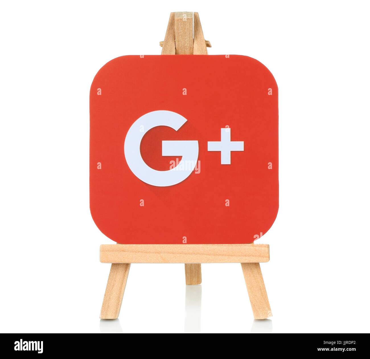 Kiev, Ucraina - 30 agosto 2016: Google Plus logo stampato su carta e posto sul cavalletto in legno. Google è un noto servizio di social network Foto Stock