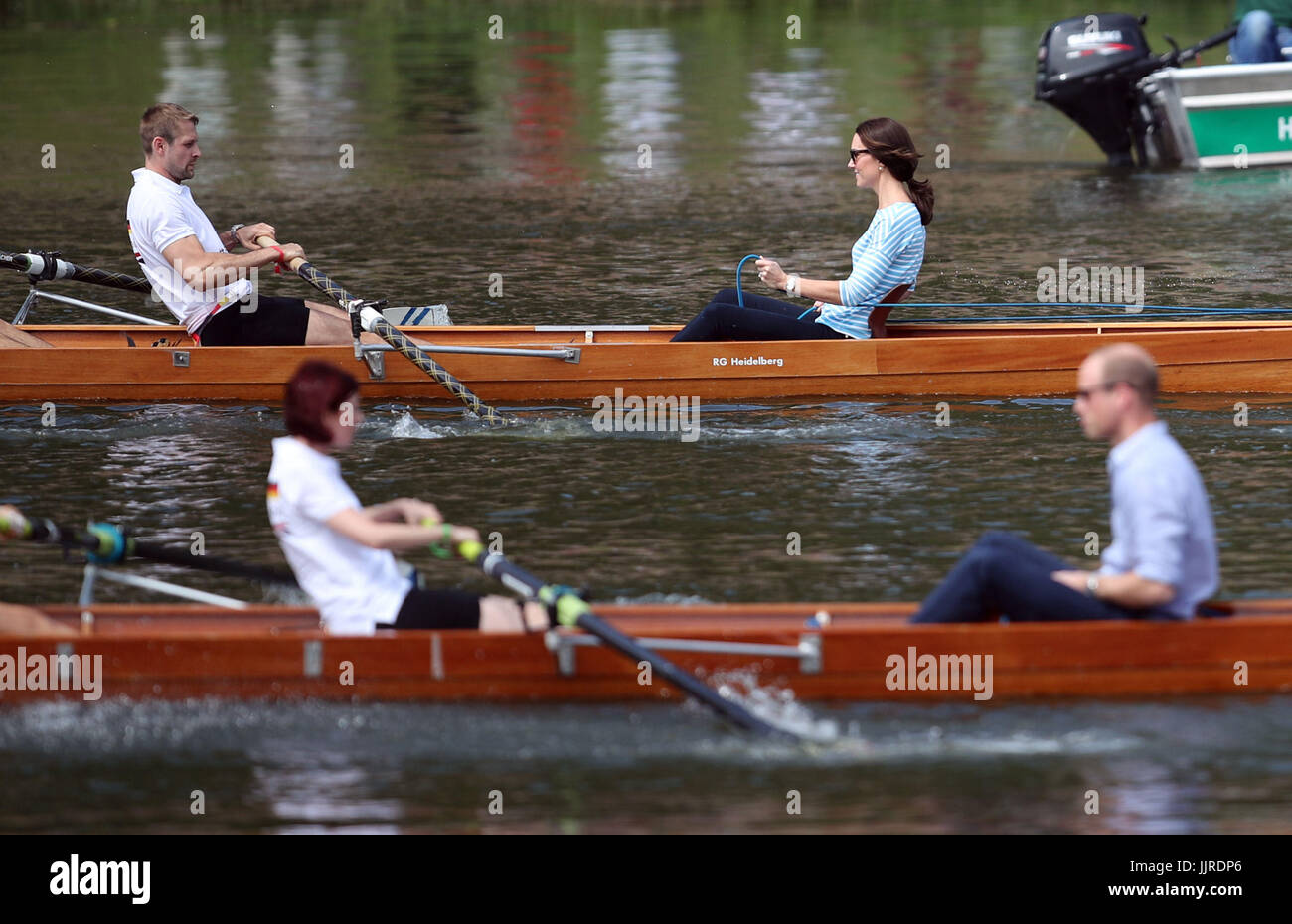 Il Duca e la Duchessa di Cambridge prendere parte ad una competizione di canottaggio sul fiume Neckar durante la loro visita a Heidelberg il secondo giorno della loro tre giorni di tour in Germania. Foto Stock