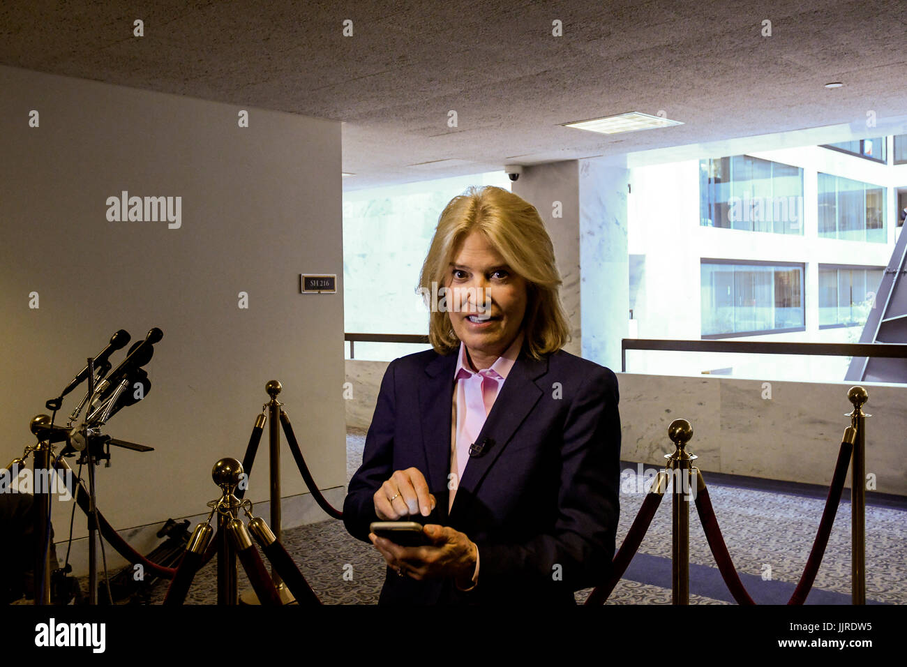 TV nazionale corrispondente Greta Van Susteren finisce il suo stand up relazione al di fuori della camera 216 Hart Senato ufficio edificio prima di iniziare il Procuratore statunitense Generl sessioni di Jeff testimonianza davanti al Senato Comitato di intelligence di Washington DC. Giugno 13, 2017. Foto Stock