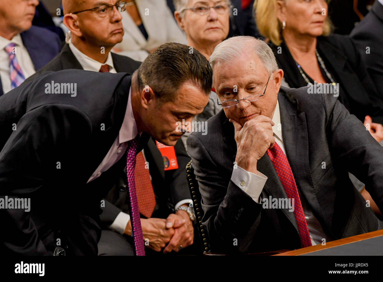 Noi. Procuratore Generale sessioni di Jeff colloqui con uno dei suoi aiuti prima dell'inizio della sua testimonianza davanti al Senato Comitato di Intelligence. Washington DC, 13 giugno 2017. ( Foto Stock