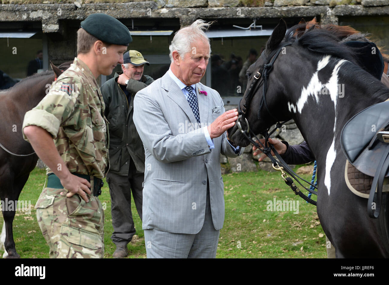 Il Principe di Galles incontra una gamma di compensazione chiamato cavallo Princess Pony durante una visita a Okehampton Camp, situato al ministero della Difesa Dartmoor area Formazione per sentire come il Ducato di Cornovaglia è lavorare con il MOD, la comunità locale e le altre parti interessate su una varietà di progetti di conservazione a Dartmoor, il secondo giorno della visita reale di Devon e Cornwall. Foto Stock