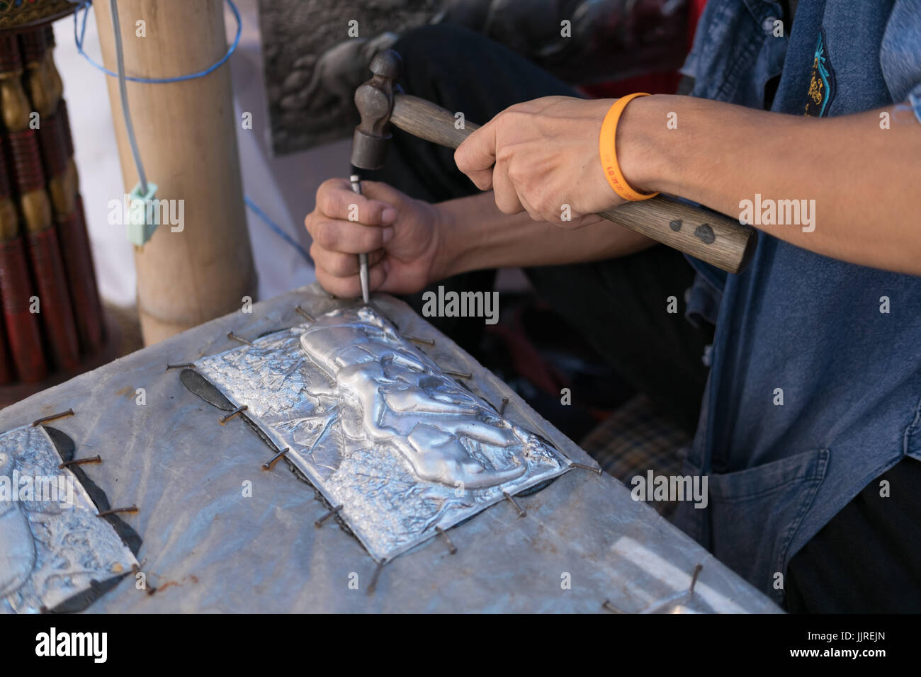 Chiang Mai, Thailandia - Luglio 1, 2017: orafo artigiano carving elefante su un piatto d'argento (metallo incisione) a Lanna Expo 2017 in Chiang Mai, tailandese Foto Stock