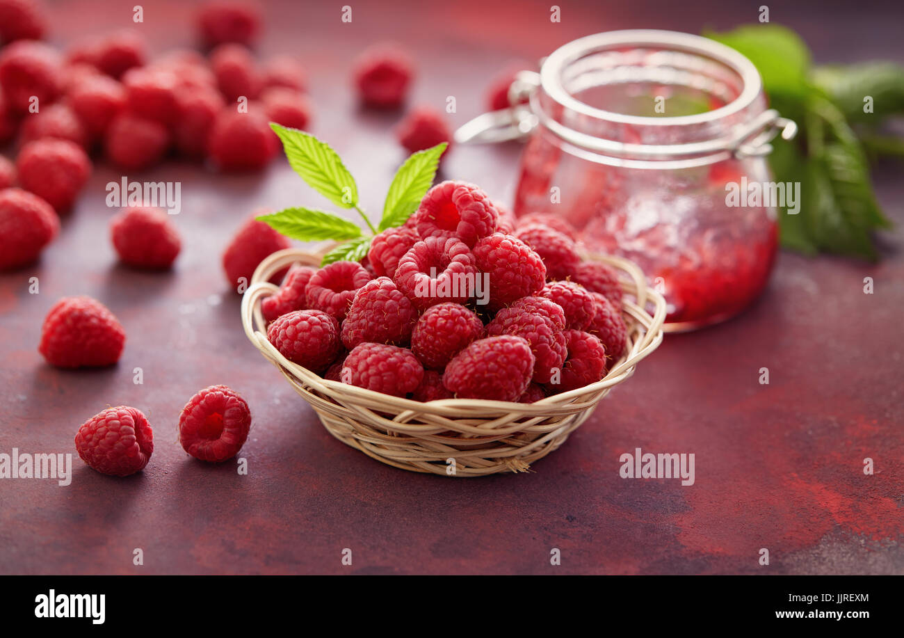 Lamponi freschi e un vasetto di marmellata di lamponi. Foto Stock