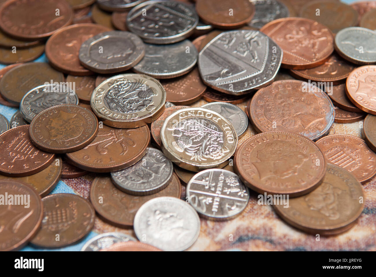 Pila di valuta inglese delle monete in euro, sterline e pence Foto Stock