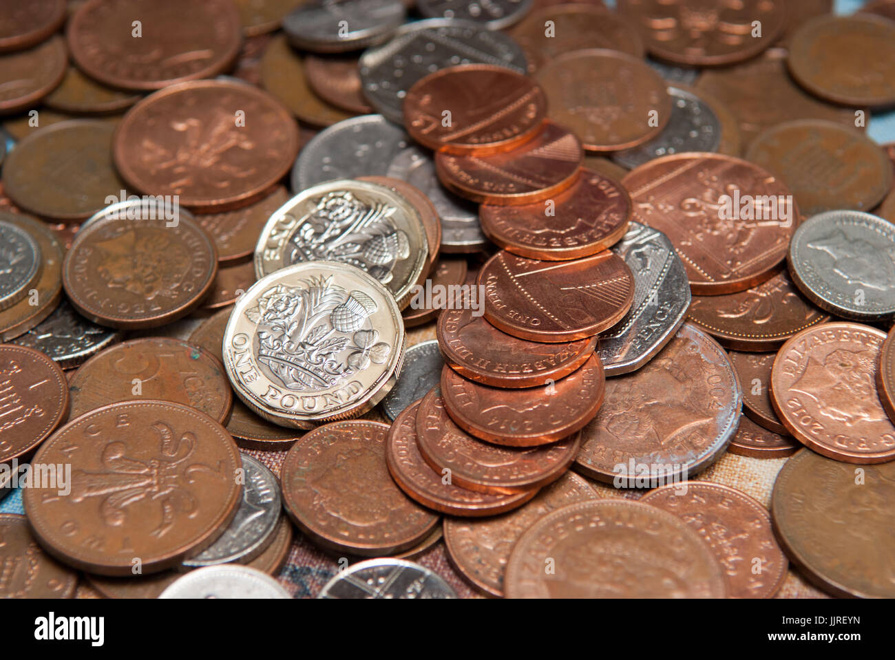 Pila di valuta inglese delle monete in euro, sterline e pence Foto Stock