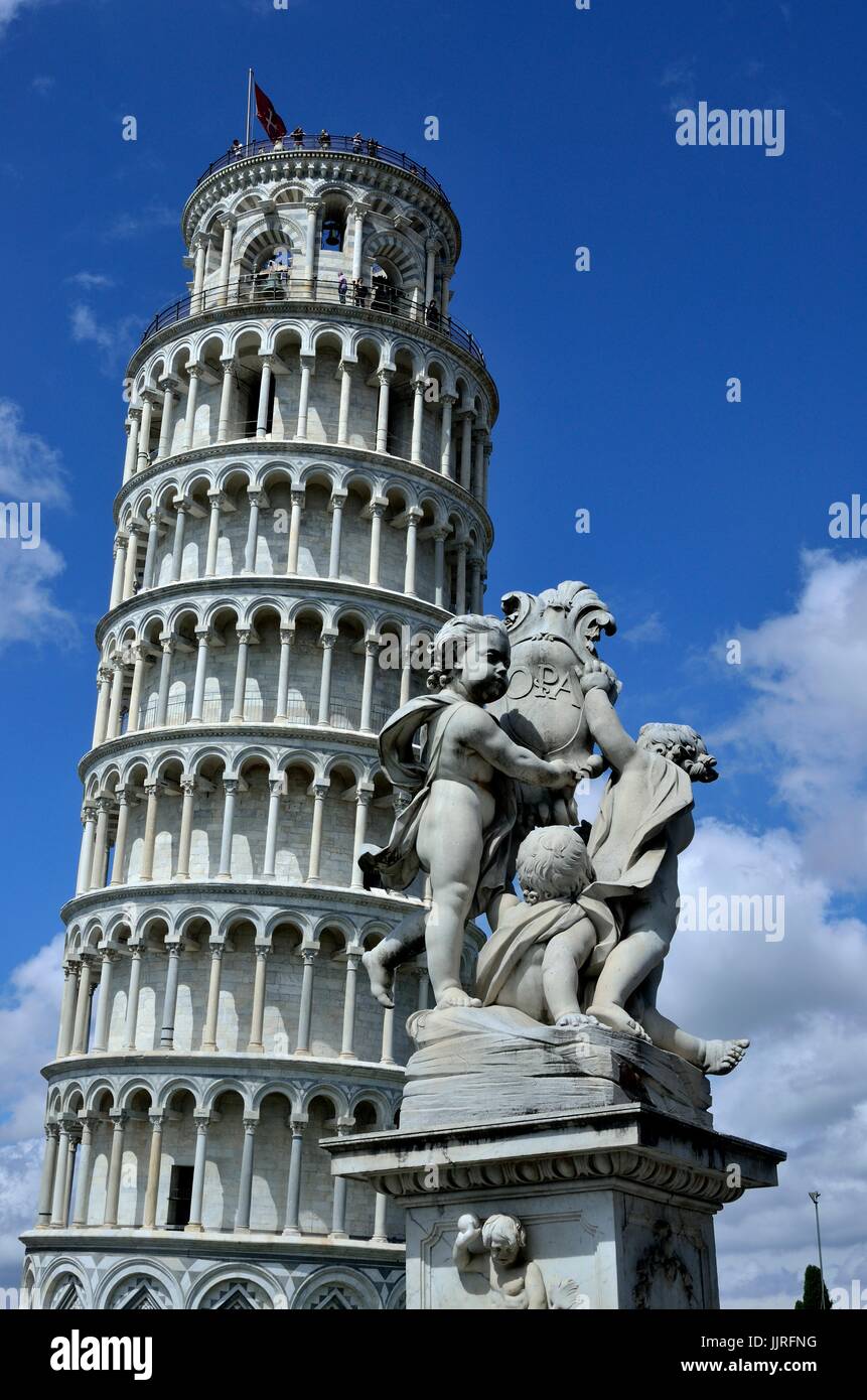 È noto in tutto il mondo per la sua inclinazione non intenzionale. Pisa, Italia. Foto Stock