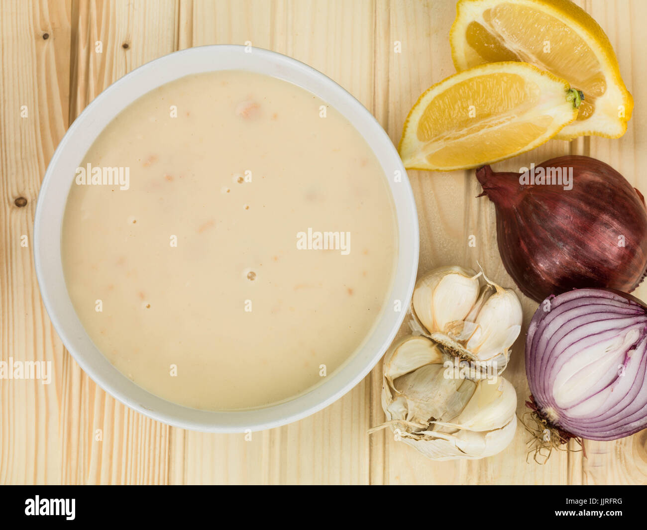 Ciotola di crema di zuppa di pollo contro un legno naturale sullo sfondo Foto Stock