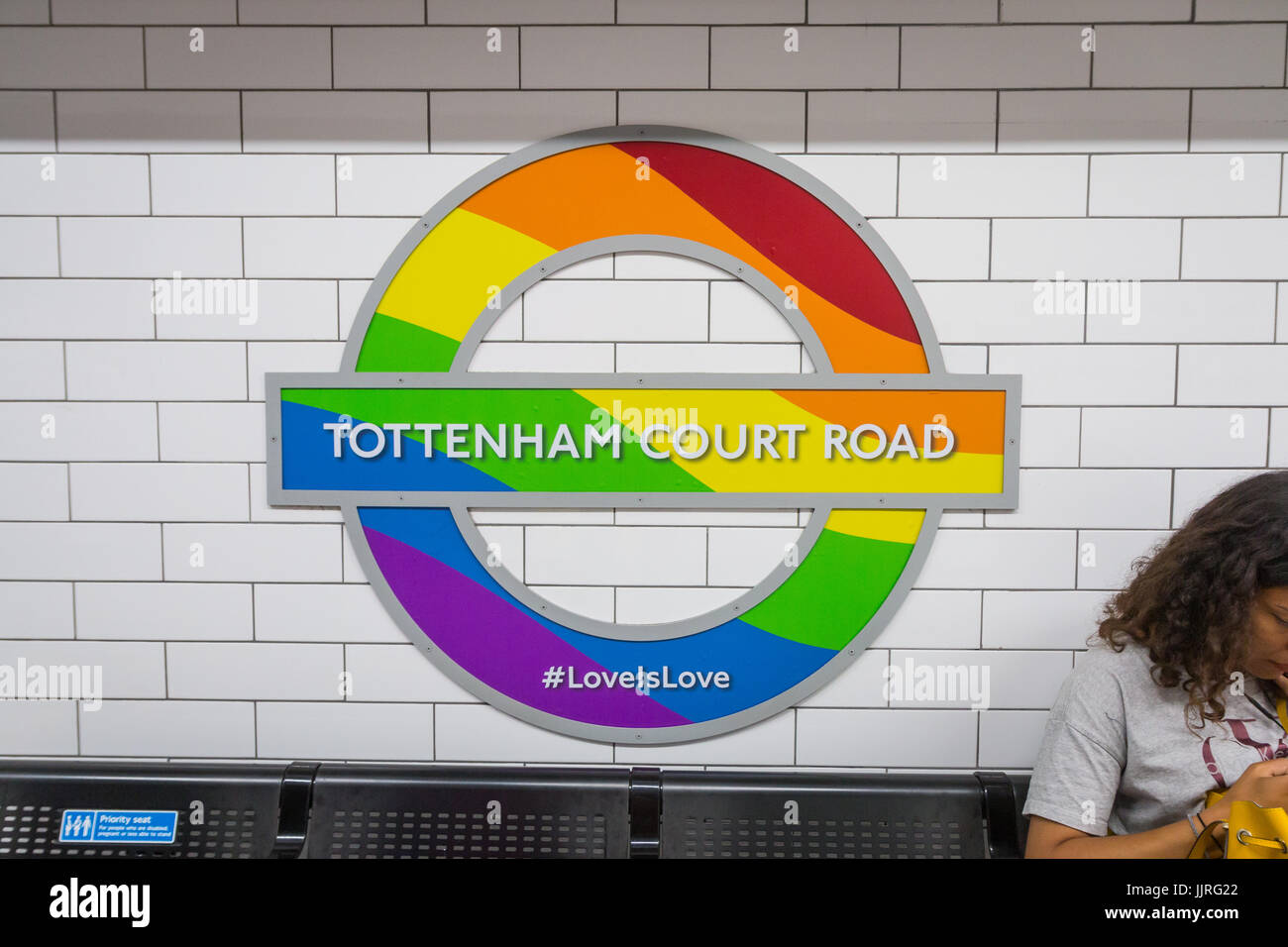 Branding arcobaleno a Tottenham Court Road Station per contrassegnare della Londra Gay Pride celebrazioni Foto Stock