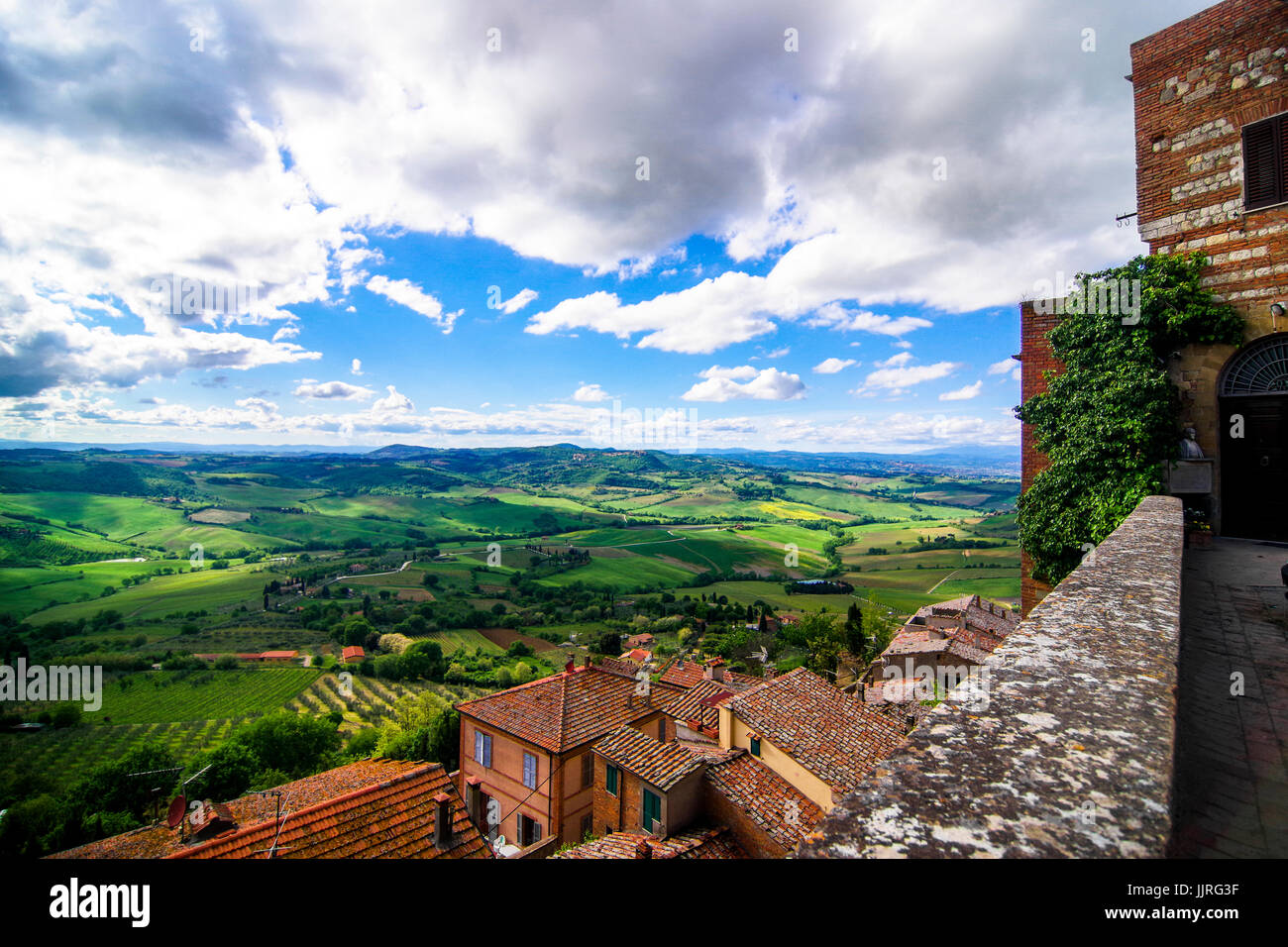 Più bel panorama da Montepulciano del paesaggio toscano con cielo blu e alcune nuvole bianche Foto Stock