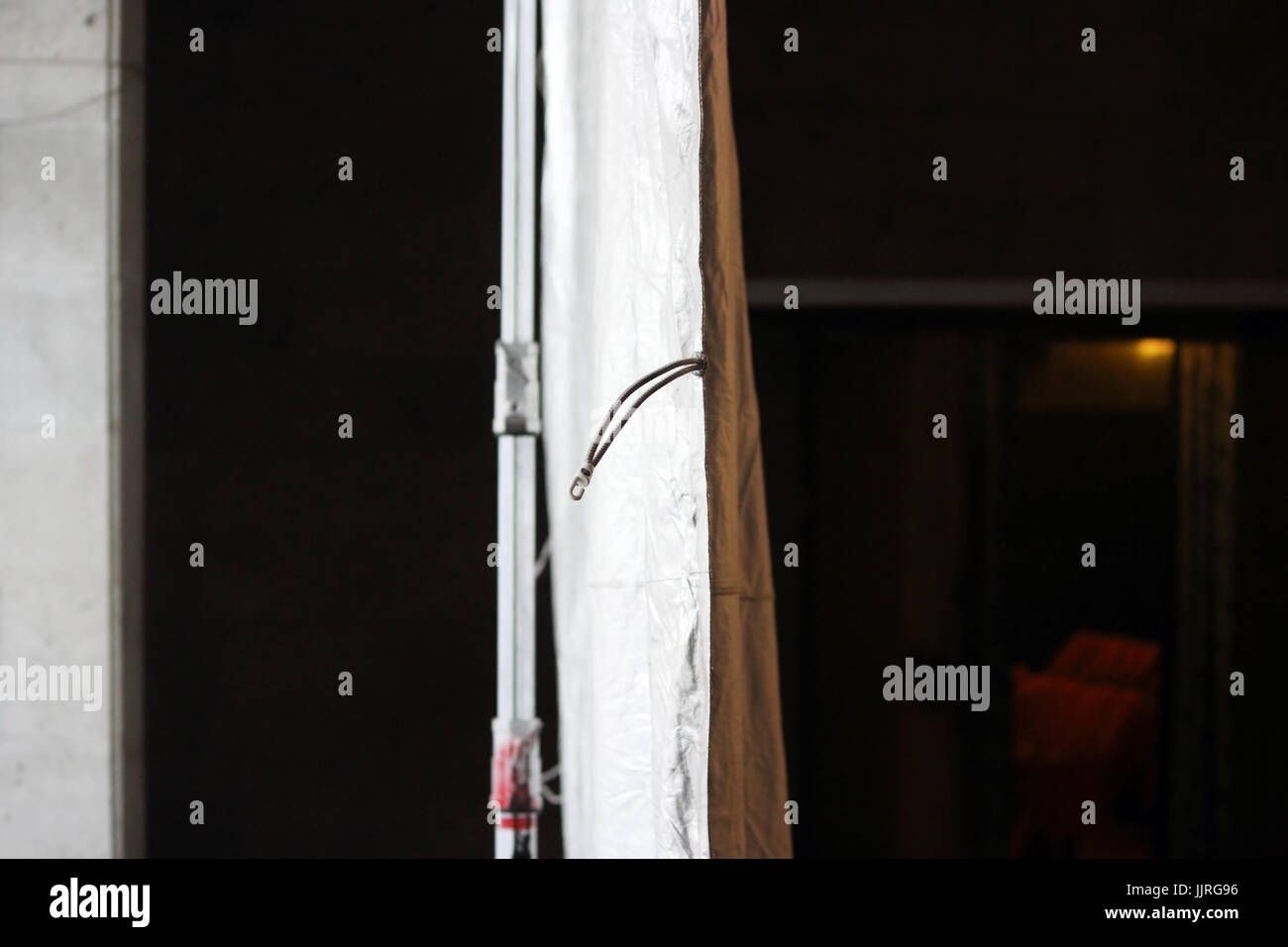 Professional ampio schermo riflettore è nero e argento sul telaio sono usati per l'illuminazione di interni interni durante le riprese video. Assorbimento e dispersione di luce. Foto Stock