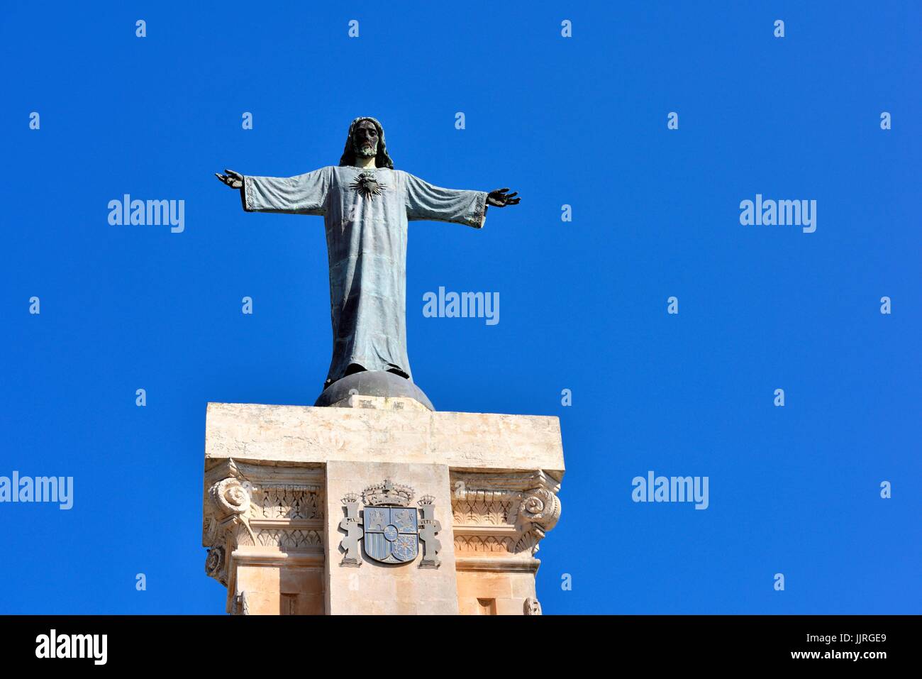 Imponente statua di Gesù del Sacro Cuore in occasione del vertice del monte toro è il punto più alto dell'isola di Minorca spagna Foto Stock