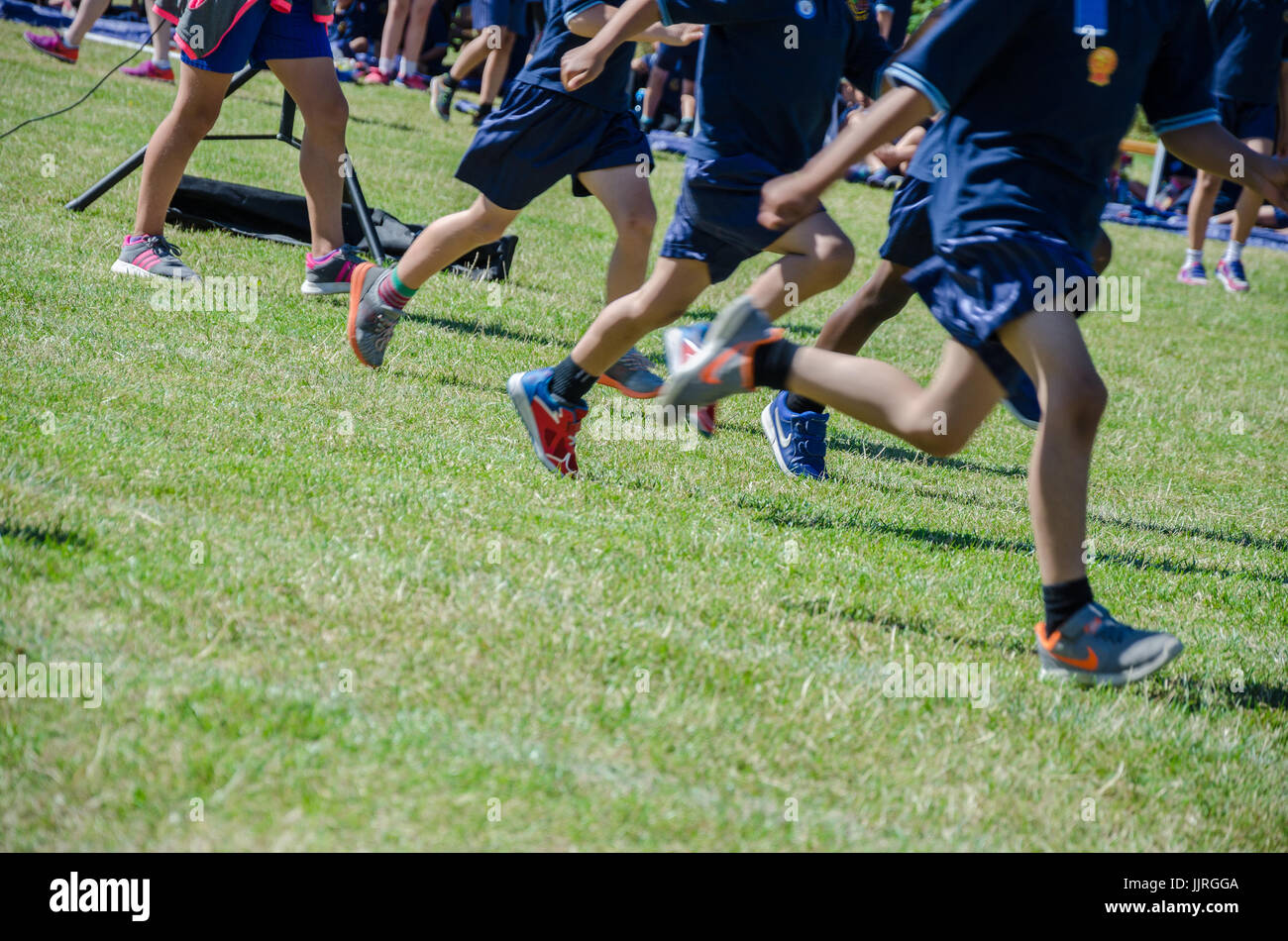 Le gambe dei bambini per competere in una gara a scuola la giornata dello sport. Foto Stock