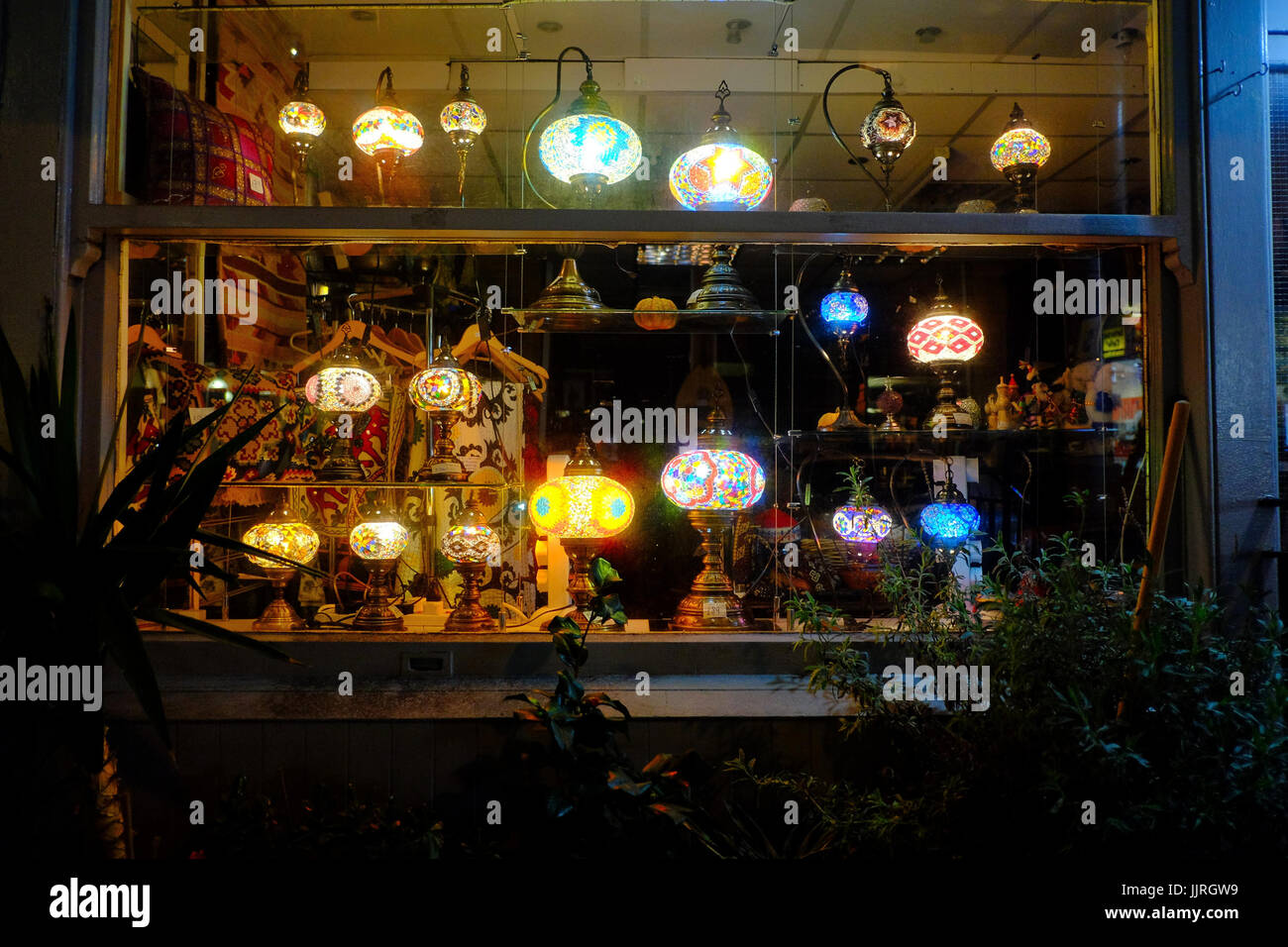 Lanterne colorate nella vetrina di un negozio a Londra, Regno Unito Foto Stock