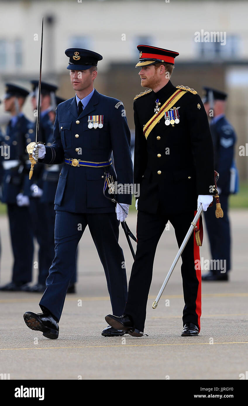 Il principe Harry ispeziona la guardia d'onore come egli arriva a RAF Honington nel Suffolk, dove sarà presente un nuovo colore per la lotta contro la terra forza della RAF nel suo settantacinquesimo anniversario. Foto Stock