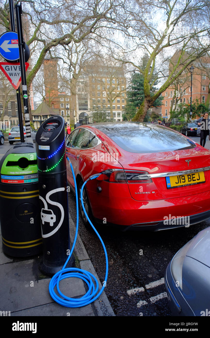 Tesla auto elettrica essendo caricato in corrispondenza di un punto di ricarica in Londra, Regno Unito Foto Stock