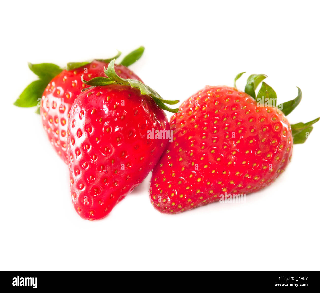 Closep foto di alcune fragole con rosso brillante in uno sfondo bianco Foto Stock
