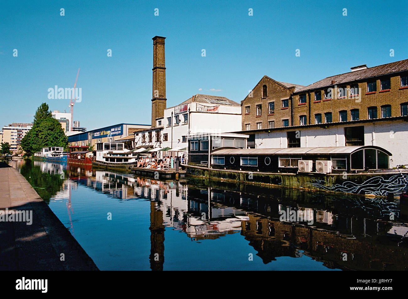 Magazzini e studios lungo il Regents Canal vicino a Islington, London REGNO UNITO Foto Stock