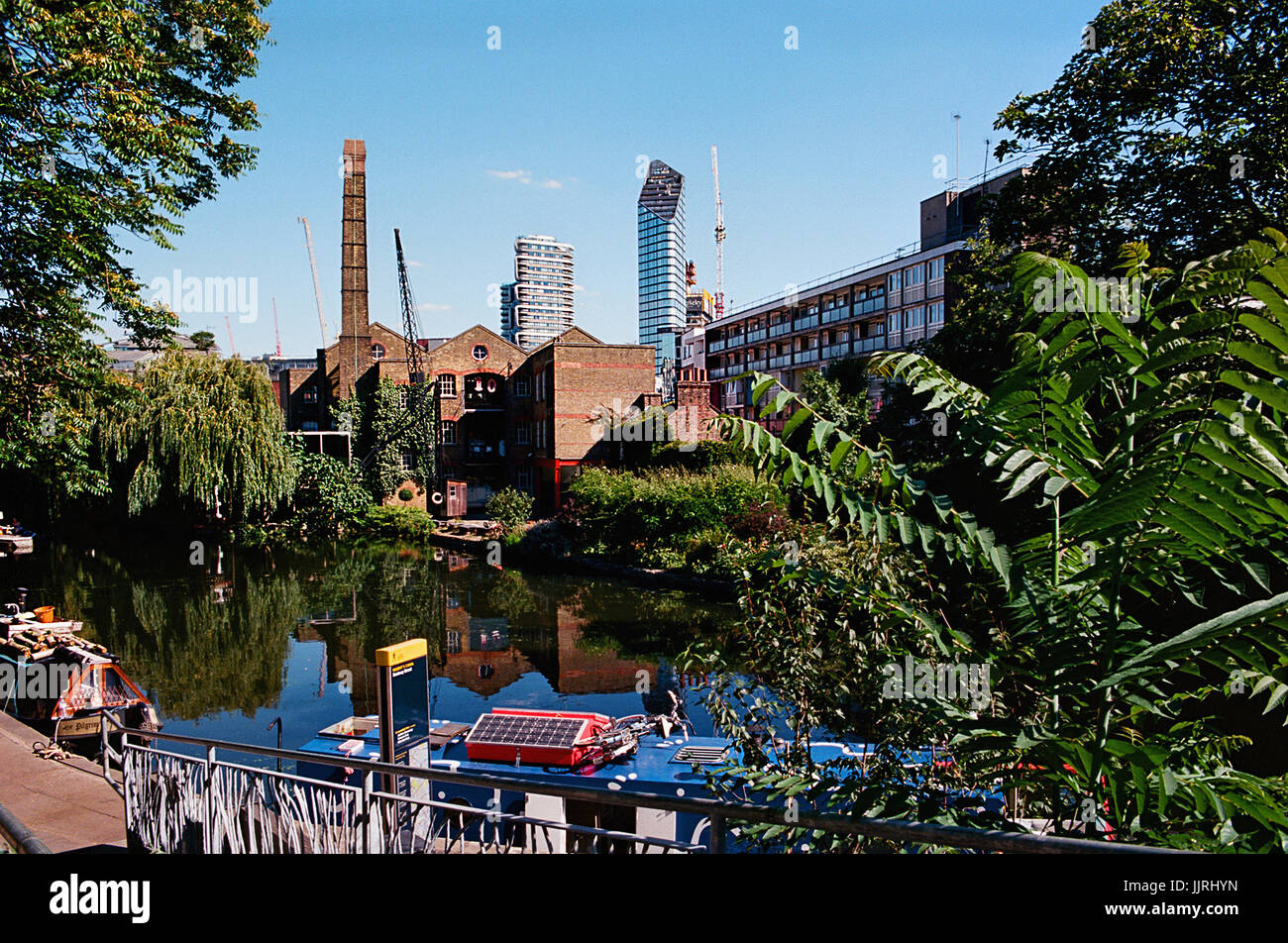 Il Regents Canal, vicino a Islington, Londra del nord in estate Foto Stock
