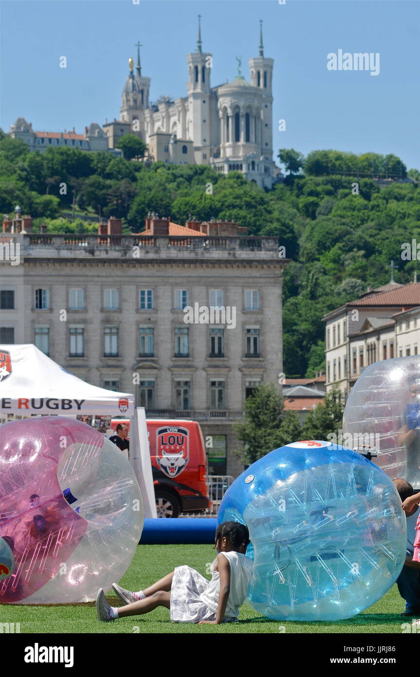 La gente gioca Bubble rugby presso piazza Bellecour, Lione (Francia) Foto Stock