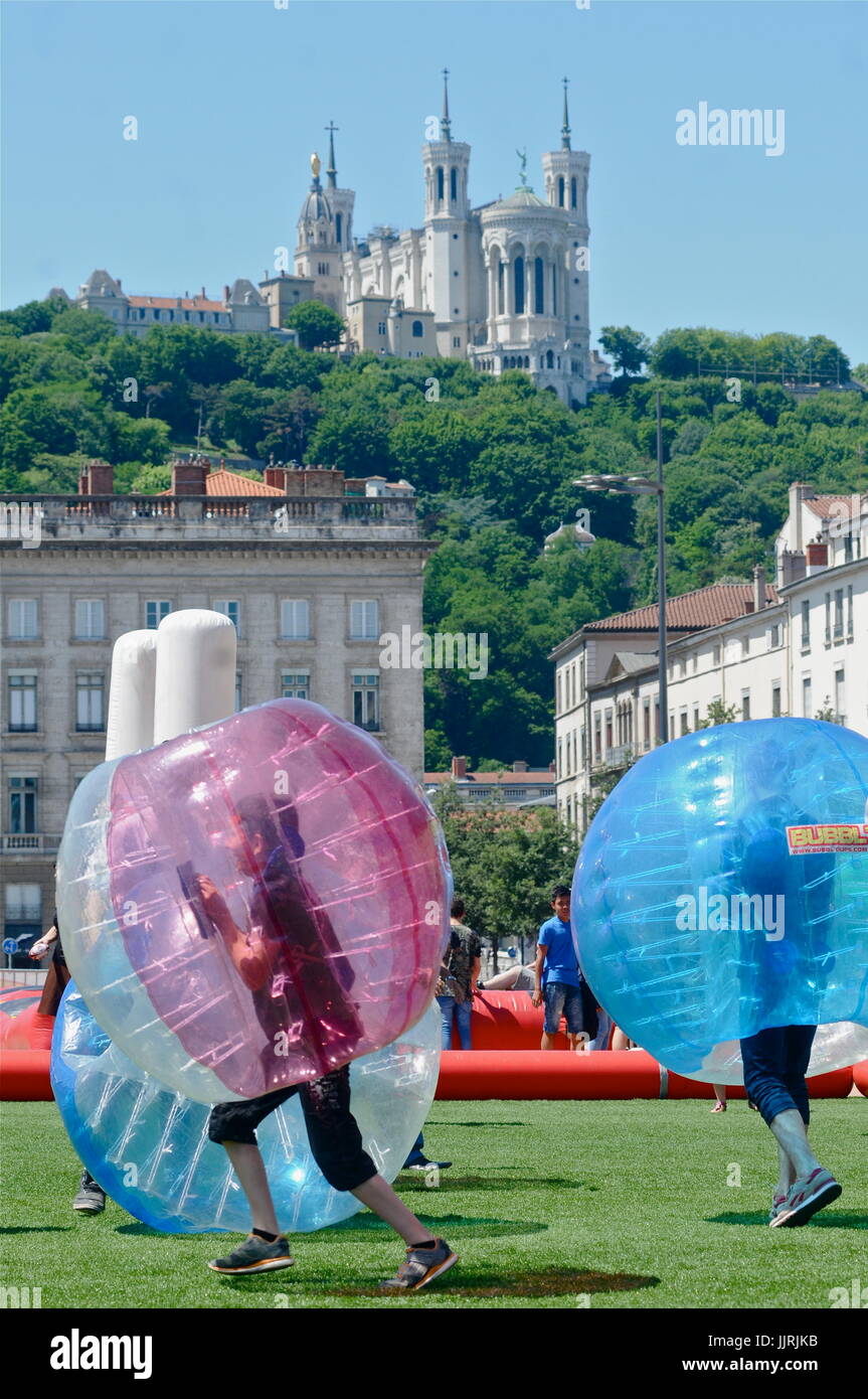 La gente gioca Bubble rugby presso piazza Bellecour, Lione (Francia) Foto Stock