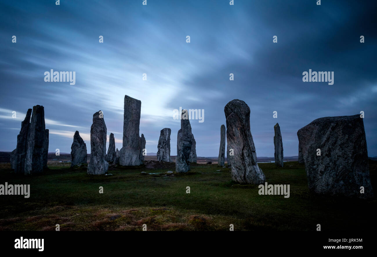 LEWIS E HARRIS, Scozia - circa aprile 2016: tempo di tramonto sopra il famoso Callanish pietre in isole esterne di Lewis e Harris in Scozia. Foto Stock