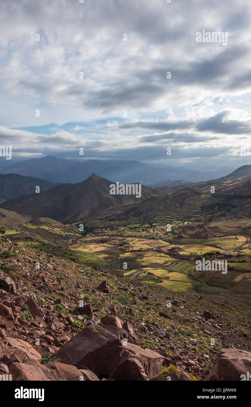 Vista panoramica della valle pittoresca in Marocco l'Alto Atlante mountain range, Africa Foto Stock