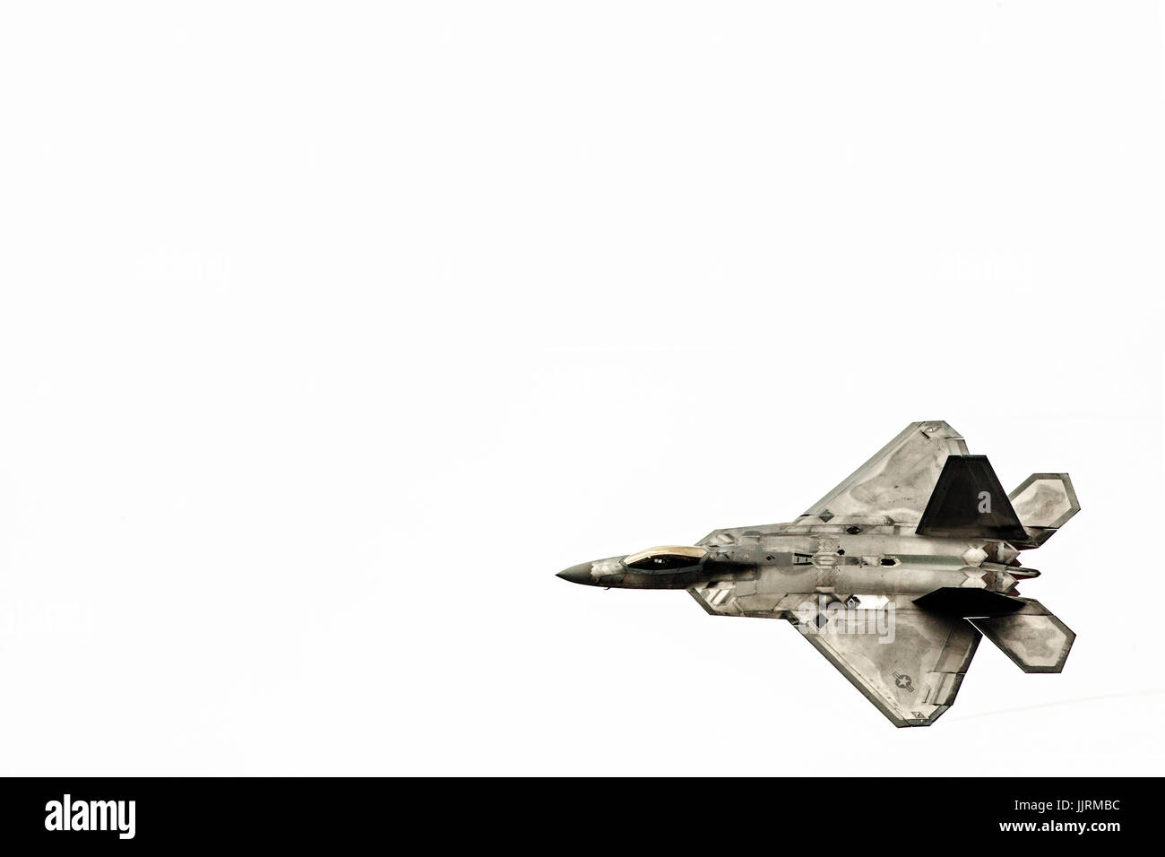 Vista dall'alto di un F-22 in volo con sfondo bianco. Foto Stock