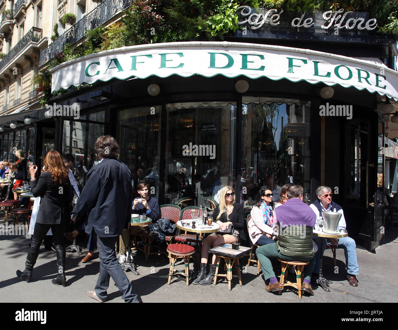 Il Café de Flore è uno dei più antichi coffeehouse di Parigi. Situato sul Boulevard Saint-Germain è un famoso ritrovo di artisti e scrittori. Foto Stock