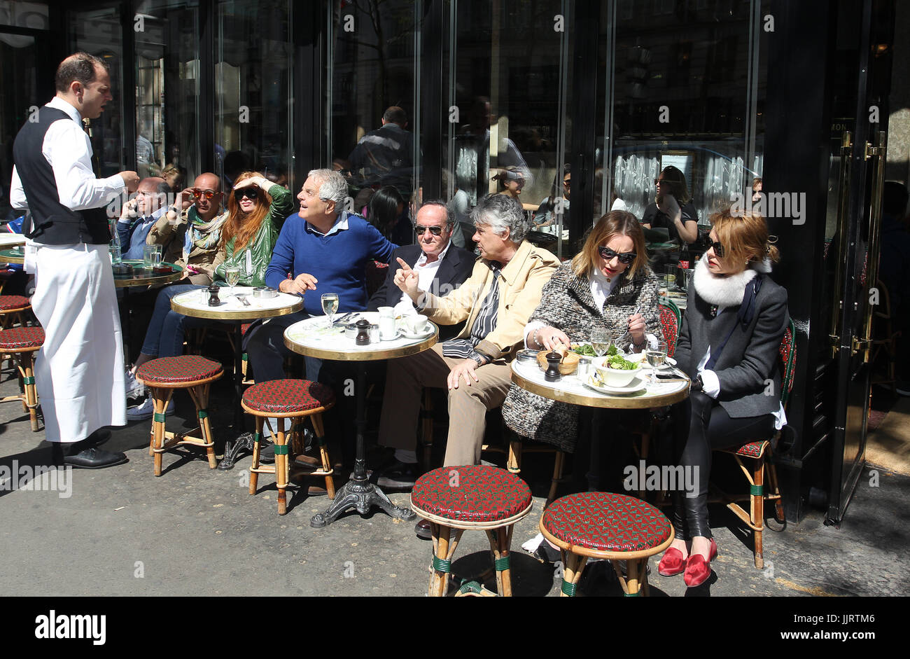 Il Café de Flore è uno dei più antichi coffeehouse di Parigi. Situato sul Boulevard Saint-Germain è un famoso ritrovo di artisti e scrittori. Foto Stock