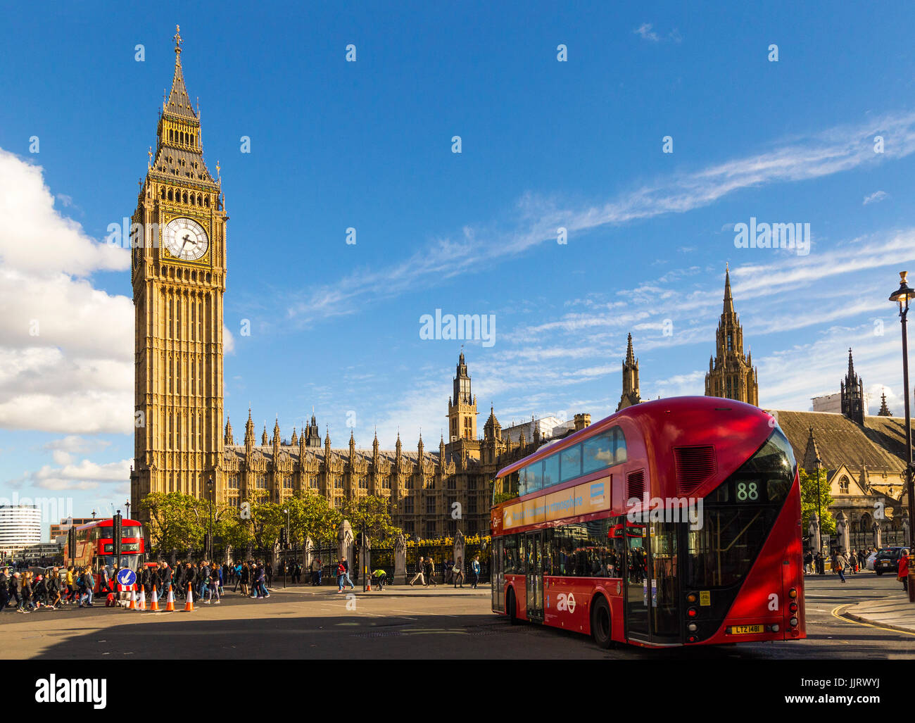 .Bus rosso a due piani nella parte anteriore del case del Parlamento Londra Inghilterra Foto Stock