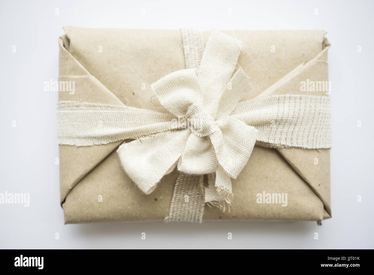 Il pacchetto con eco vintage carta e nastri di lino e prua per un regalo  Foto stock - Alamy