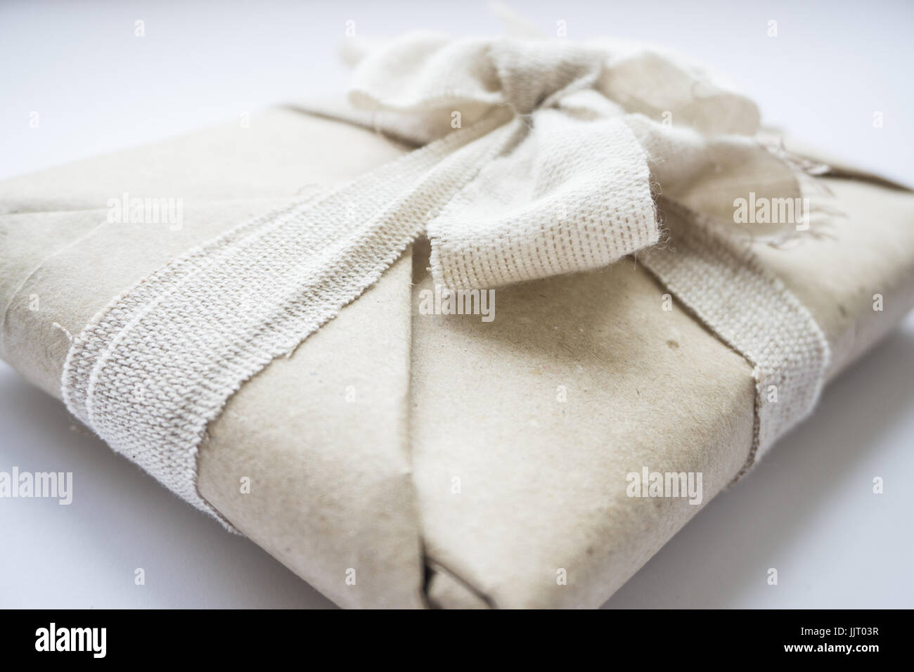 Il pacchetto con eco vintage carta e nastri di lino e prua per un regalo Foto Stock