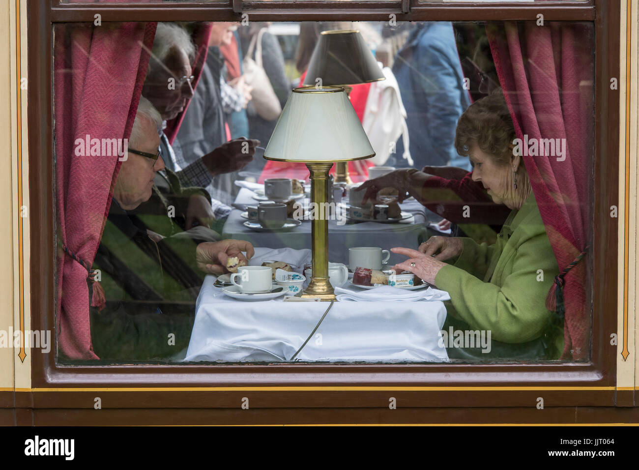 Le persone che si godono il tè pomeridiano a bordo iconico locomotiva a vapore, LNER Classe A3 60103 Flying Scotsman - Keighley e Worth Valley Railway, Inghilterra, Regno Unito. Foto Stock