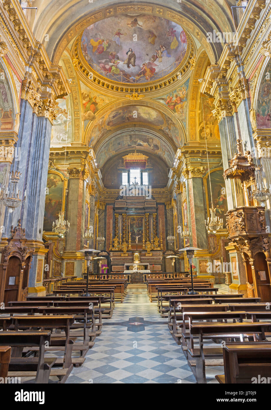 Torino, Italia - 13 Marzo 2017: la navata della chiesa di Santa Teresa. Foto Stock