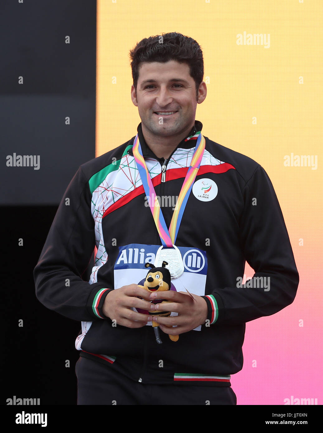 Dell'Iran Mohammad Khalvandi con la sua medaglia d argento dopo gli Uomini Lancio del giavellotto F57 Final durante il giorno cinque del 2017 World Para di Atletica a Londra Stadium Foto Stock