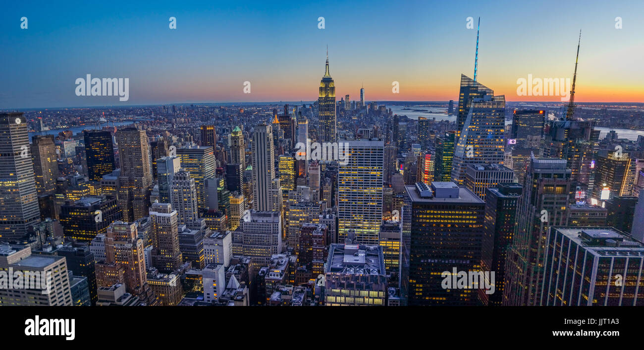 Skyline di New York con Empire State Building durante il tramonto Foto Stock