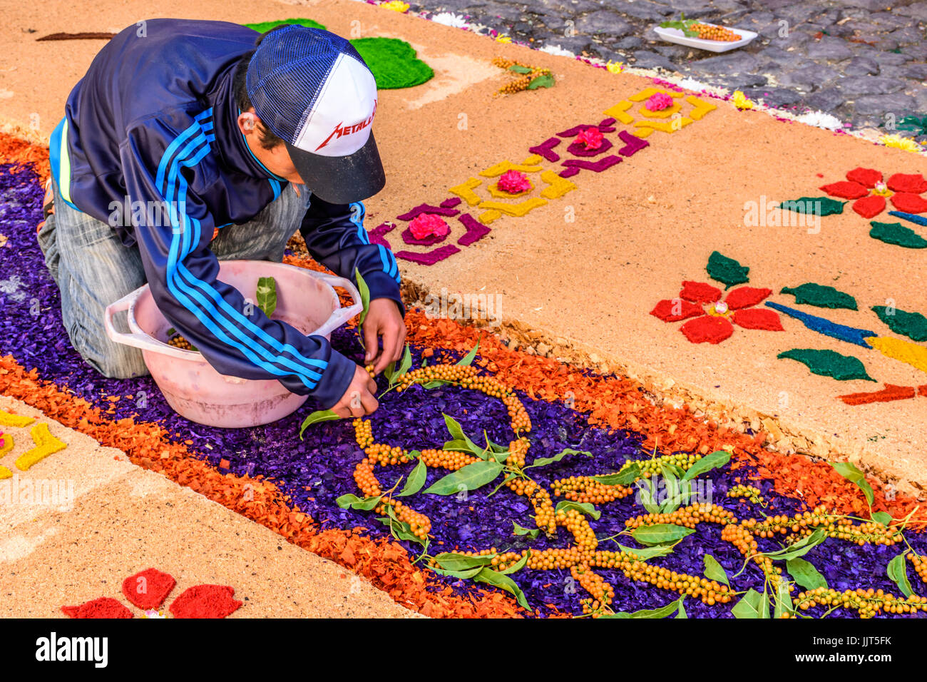 Antigua Guatemala - marzo 26, 2017: locale decora la quaresima di tappeti per il corteo con fiori e segatura di legno tinto in città coloniale Foto Stock