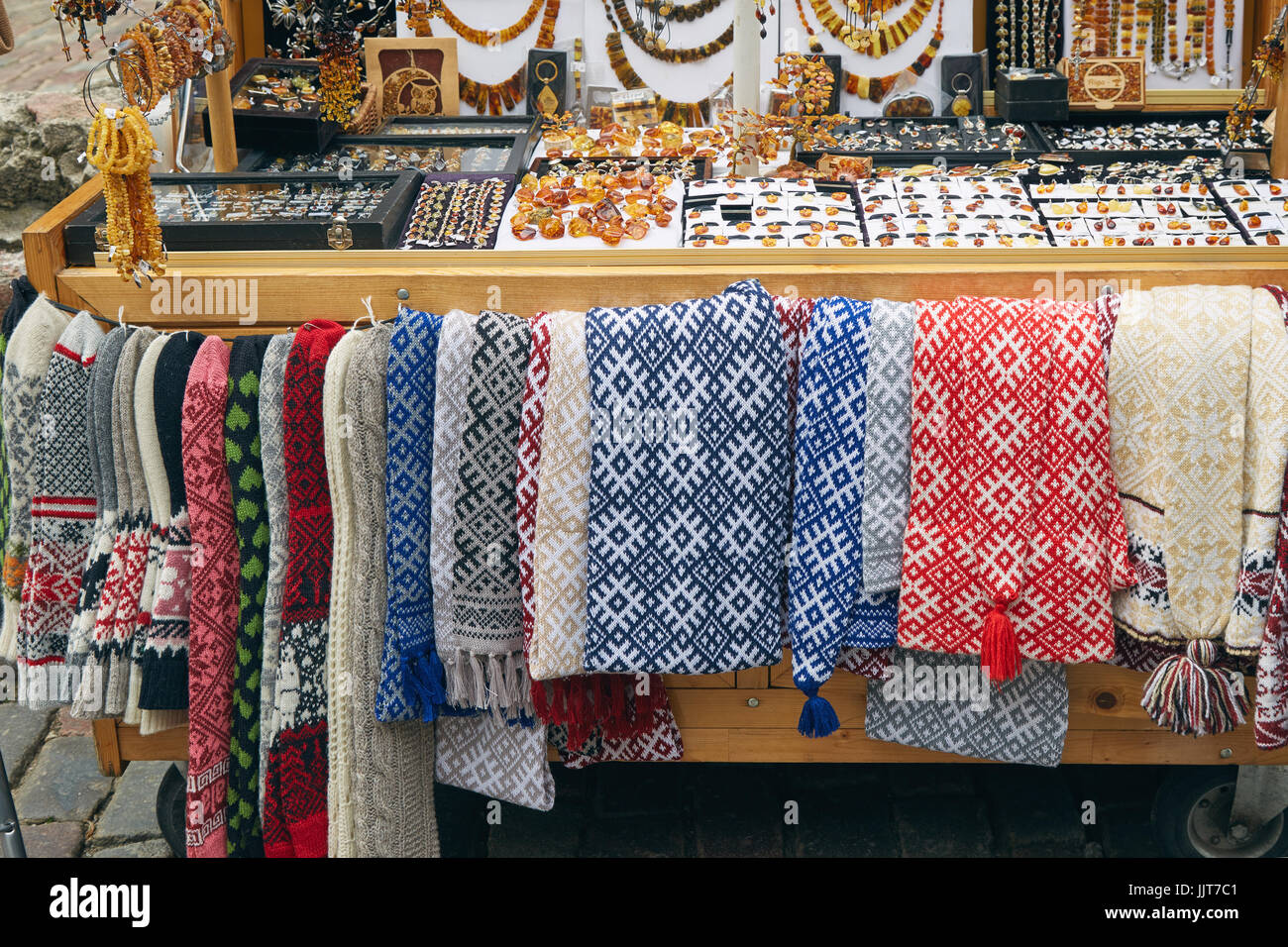 Street shop in Riga con negozio di souvenir dal lettone ambra e accessori con schemi nazionali Foto Stock