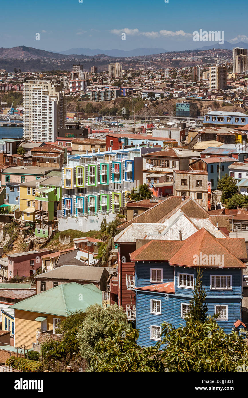 Quartiere colorato di Valparaiso, il Cile con montagne delle Ande in background Foto Stock