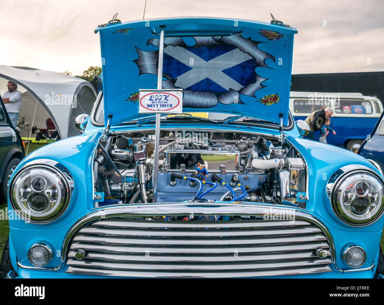 Close up di vintage mini auto cofano con motore pulito e Scottish si intraversa bandiera, le ruote e le ali 2016, East Fortune, East Lothian, Scozia, Regno Unito Foto Stock